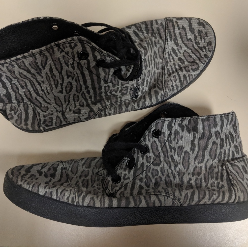 TOMS women's shoes Sz.7.5